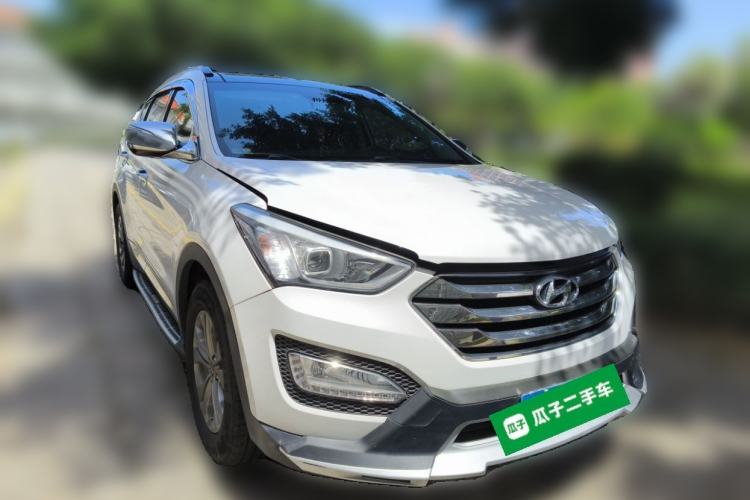 Used Hyundai Santa Fe 2013 2.4L Automatic Two-Wheel Drive Smart Version Front Right 45 Deg