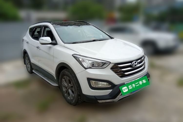 Used Hyundai Santa Fe 2013 2.4L Automatic Two-Wheel Drive Smart Version Front Right 45 Deg