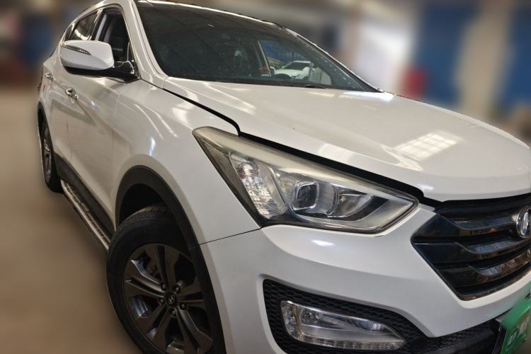 Used Hyundai Santa Fe 2013 2.4L Automatic Two-Wheel Drive Smart Version Front Right 45 Deg