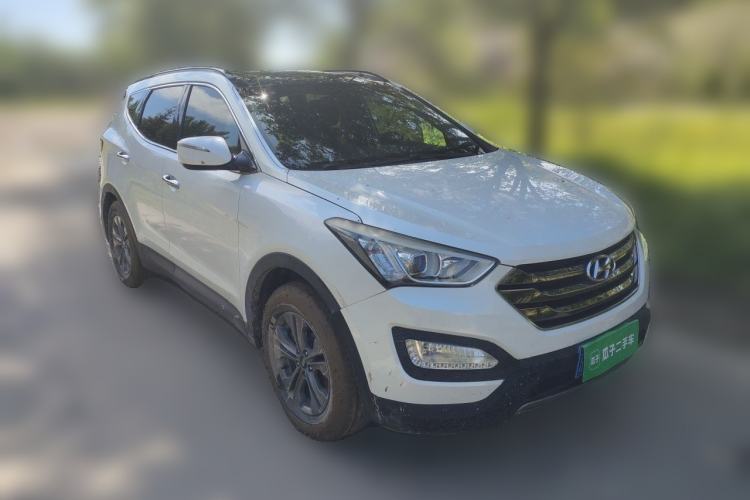 Used Hyundai Santa Fe 2013 2.4L Automatic Two-Wheel Drive Smart Version Front Right 45 Deg