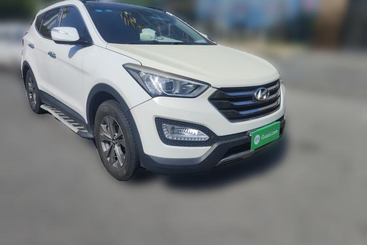 Used Hyundai Santa Fe 2013 2.4L Automatic Two-Wheel Drive Smart Version Front Right 45 Deg