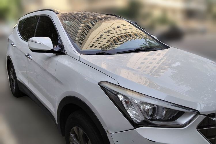 Used Hyundai Santa Fe 2013 2.4L Automatic Two-Wheel Drive Smart Version Front Right 45 Deg