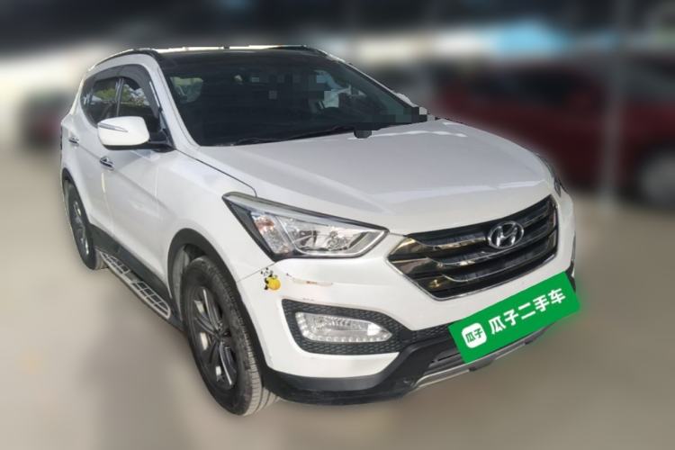 Used Hyundai Santa Fe 2013 2.4L Automatic Two-Wheel Drive Smart Version Front Right 45 Deg