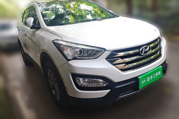 Used Hyundai Santa Fe 2013 2.4L Automatic 4x4 Smart Version Front Right 45 Deg
