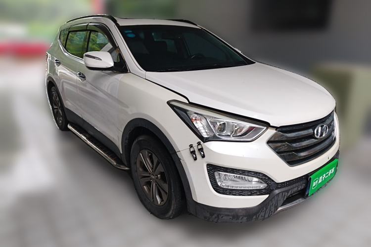 Used Hyundai Santa Fe 2013 2.4L Automatic 4x4 Smart Version Front Right 45 Deg