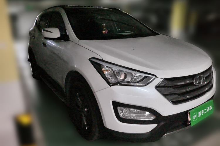 Used Hyundai Santa Fe 2013 2.4L Automatic Two-Wheel Drive Smart Version Front Right 45 Deg