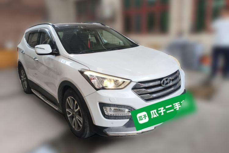 Used Hyundai Santa Fe 2013 2.0T Automatic All-Wheel Drive Top Trim Front Right 45 Deg