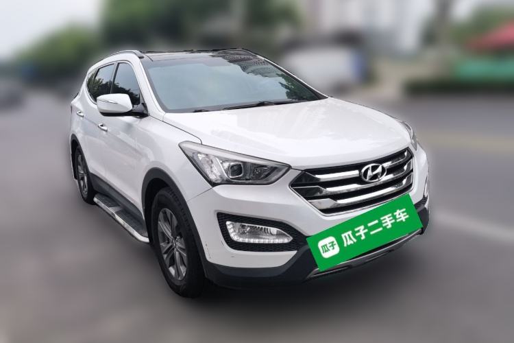 Used Hyundai Santa Fe 2013 2.4L Automatic Two-Wheel Drive Smart Version Front Right 45 Deg
