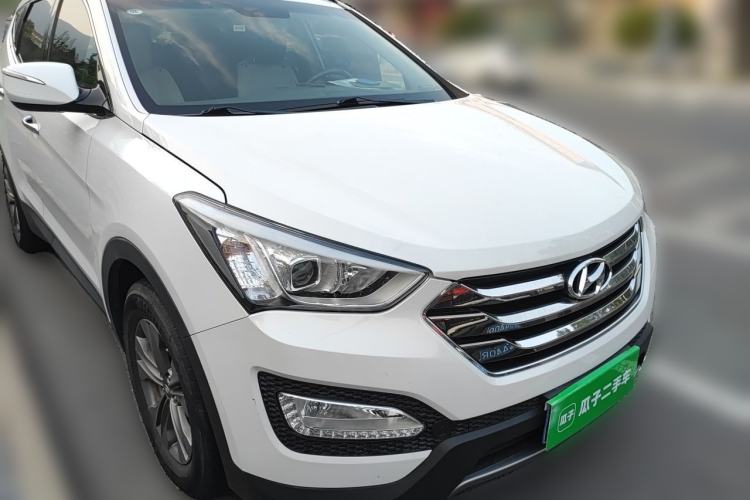Used Hyundai Santa Fe 2013 Revised Version 2.4L Automatic All-Wheel Drive Smart Type Front Right 45 Deg