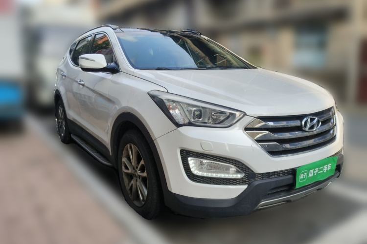 Used Hyundai Santa Fe 2013 Revised Version 2.4L Automatic All-Wheel Drive Luxury Trim Front Right 45 Deg