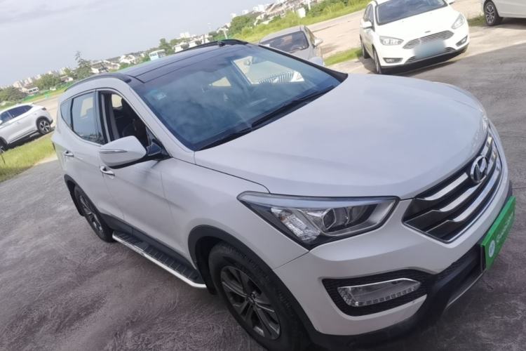 Used Hyundai Santa Fe 2013 2.4L Automatic Two-Wheel Drive Smart Version Front Right 45 Deg