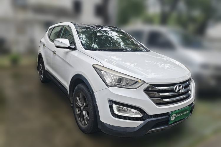 Used Hyundai Santa Fe 2013 2.4L Automatic Two-Wheel Drive Smart Version Front Right 45 Deg