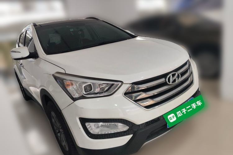 Used Hyundai Santa Fe 2013 2.4L Automatic Two-Wheel Drive Smart Version Front Right 45 Deg