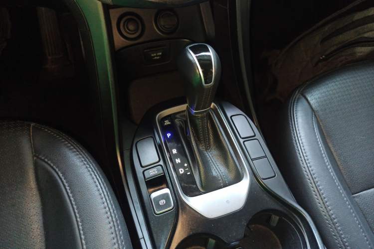 Used Hyundai Santa Fe 2013 2.4L Automatic Two-Wheel Drive Smart Version Gear Lever