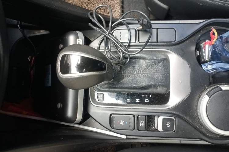 Used Hyundai Santa Fe 2013 2.4L Automatic 4x4 Prestige Edition Gear Lever