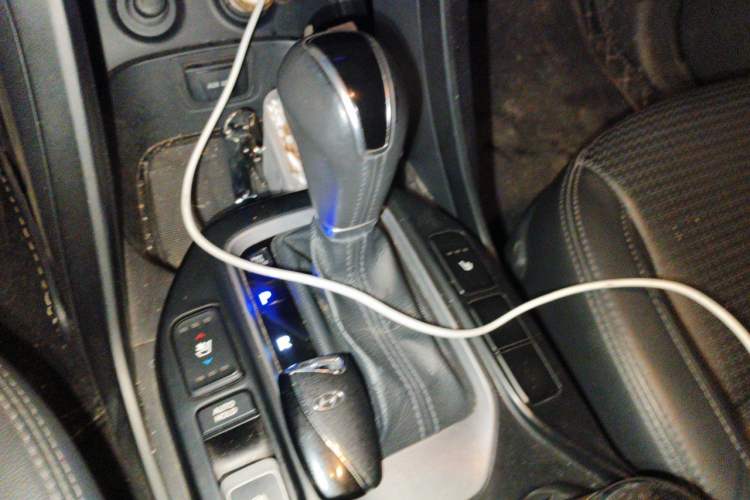 Used Hyundai Santa Fe 2013 2.4L Automatic 4x4 Prestige Edition Gear Lever