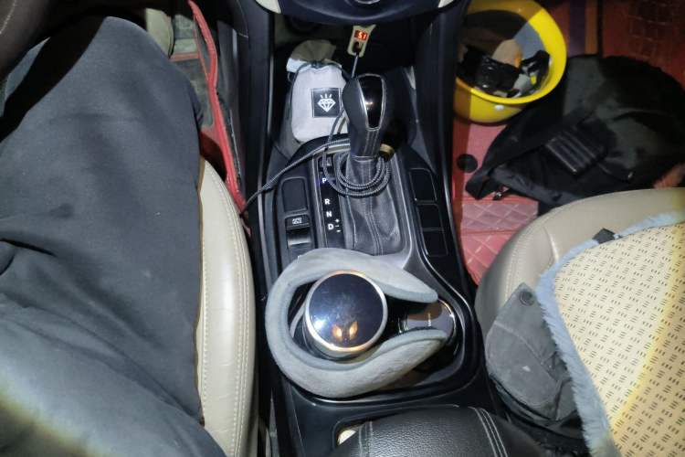 Used Hyundai Santa Fe 2013 2.4L Automatic Two-Wheel Drive Smart Version Gear Lever