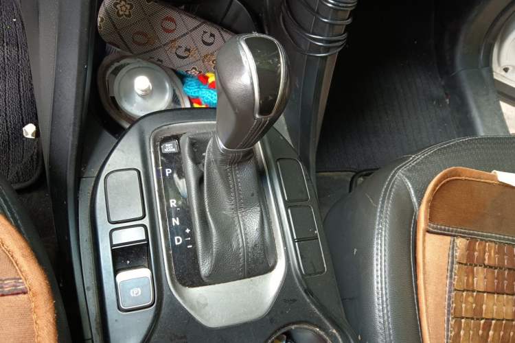 Used Hyundai Santa Fe 2013 2.4L Automatic Two-Wheel Drive Smart Version Gear Lever
