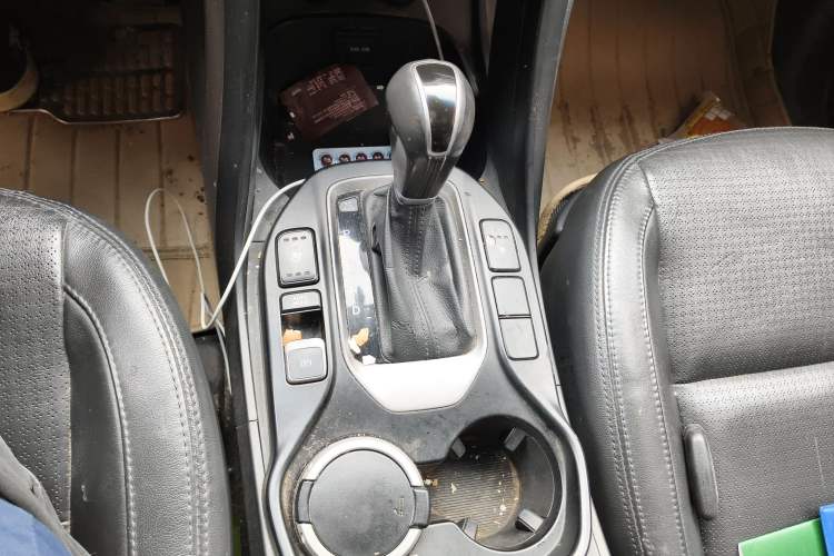 Used Hyundai Santa Fe 2013 2.4L Automatic 4x4 Prestige Edition Gear Lever