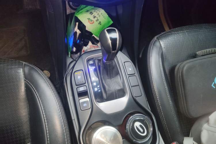 Used Hyundai Santa Fe 2013 2.4L Automatic 4x4 Prestige Edition Gear Lever
