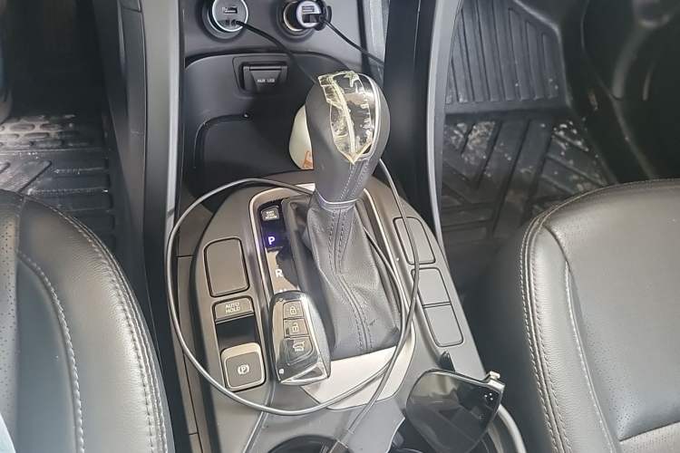 Used Hyundai Santa Fe 2013 2.4L Automatic Two-Wheel Drive Smart Version Gear Lever