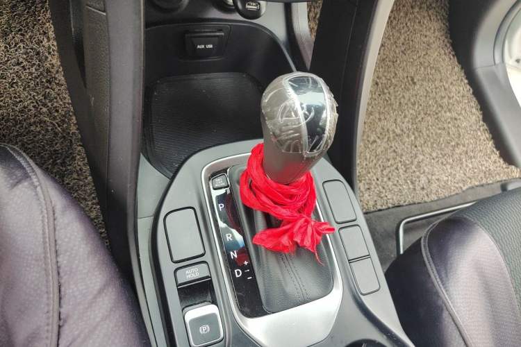 Used Hyundai Santa Fe 2013 2.4L Automatic Two-Wheel Drive Smart Version Gear Lever