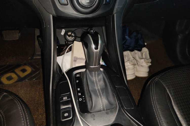 Used Hyundai Santa Fe 2013 2.4L Automatic Two-Wheel Drive Smart Version Gear Lever
