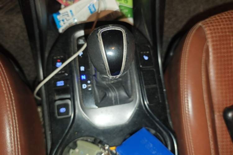 Used Hyundai Santa Fe 2013 2.4L Automatic 4x4 Prestige Edition Gear Lever