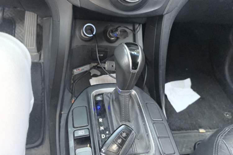 Used Hyundai Santa Fe 2013 2.4L Automatic 4x4 Smart Version Gear Lever