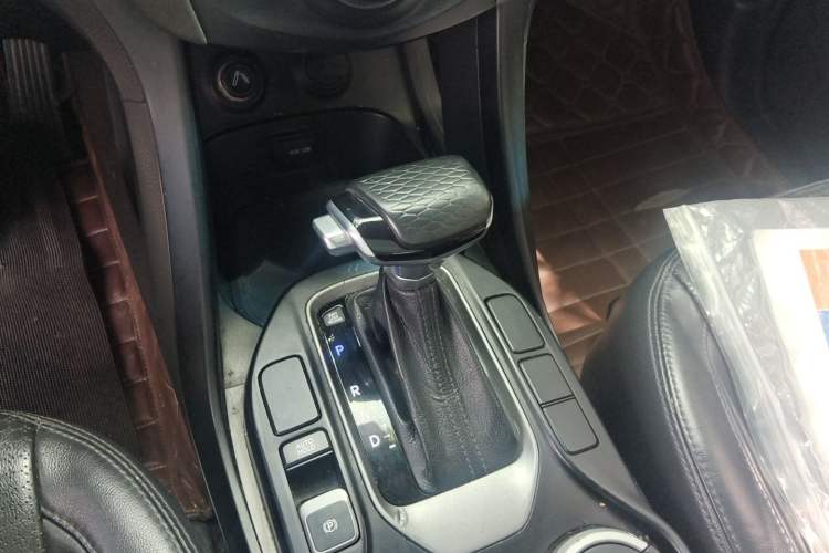 Used Hyundai Santa Fe 2013 2.4L Automatic Two-Wheel Drive Smart Version Gear Lever