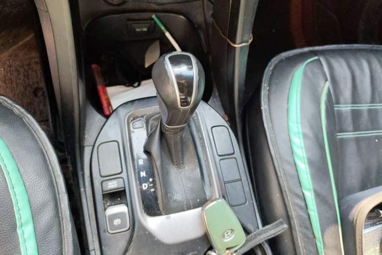 Used Hyundai Santa Fe 2013 2.4L Automatic Two-Wheel Drive Smart Version Gear Lever