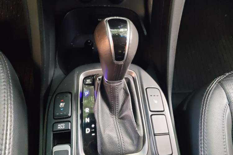 Used Hyundai Santa Fe 2013 2.4L Automatic 4x4 Prestige Edition Gear Lever