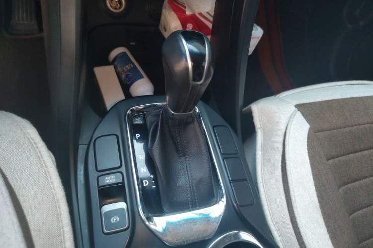 Used Hyundai Santa Fe 2013 2.4L Automatic Two-Wheel Drive Smart Version Gear Lever