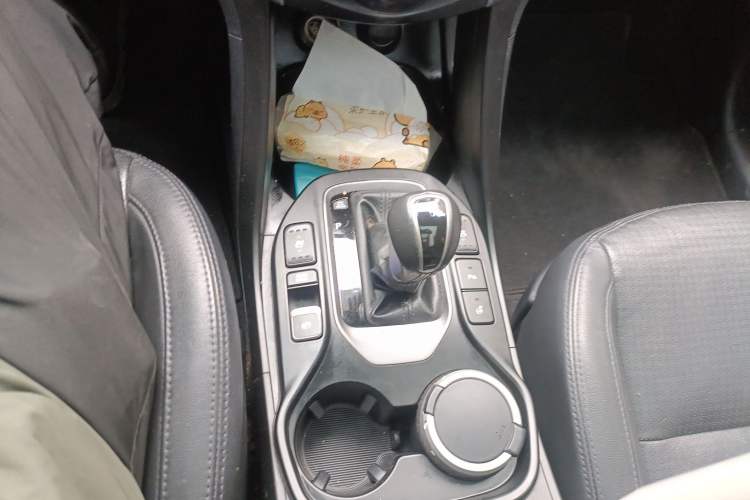 Used Hyundai Santa Fe 2013 Revised Version 2.0T Automatic All-Wheel Drive Top-Tier Trim Gear Lever