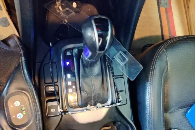 Used Hyundai Santa Fe 2013 2.4L Automatic Two-Wheel Drive Smart Version Gear Lever