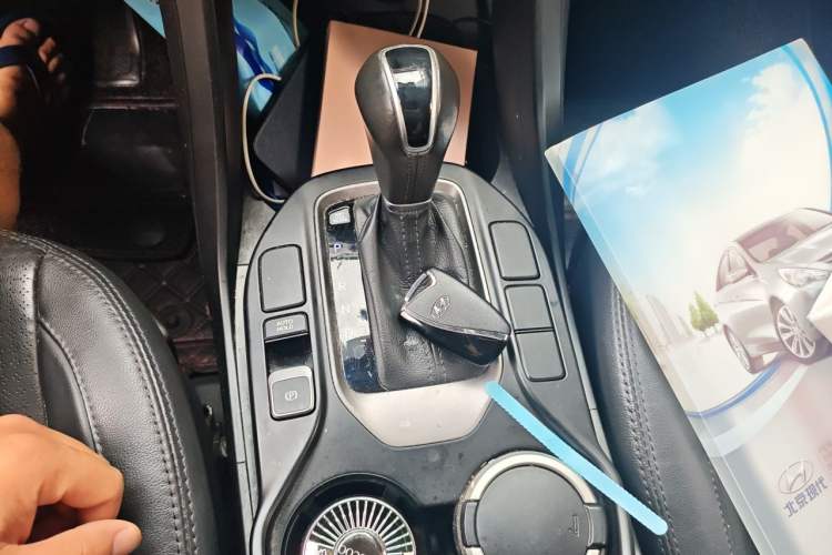 Used Hyundai Santa Fe 2013 2.4L Automatic Two-Wheel Drive Smart Version Gear Lever
