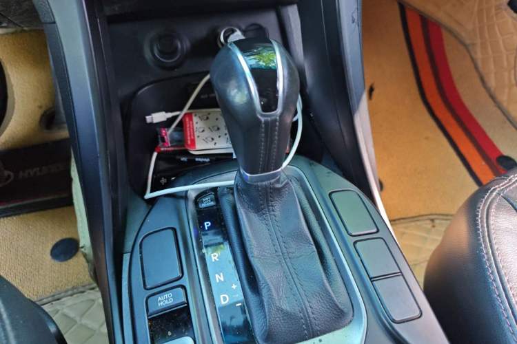 Used Hyundai Santa Fe 2013 2.4L Automatic Two-Wheel Drive Smart Version Gear Lever