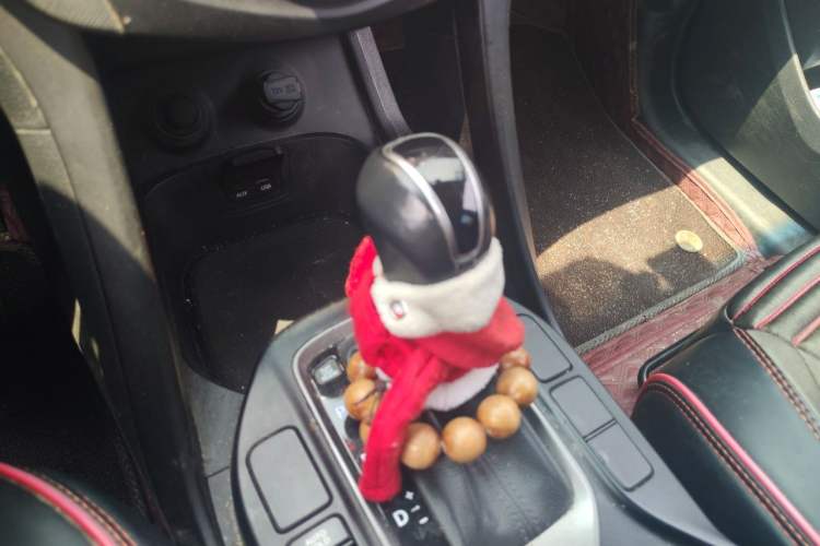 Used Hyundai Santa Fe 2013 2.4L Automatic Two-Wheel Drive Smart Version Gear Lever