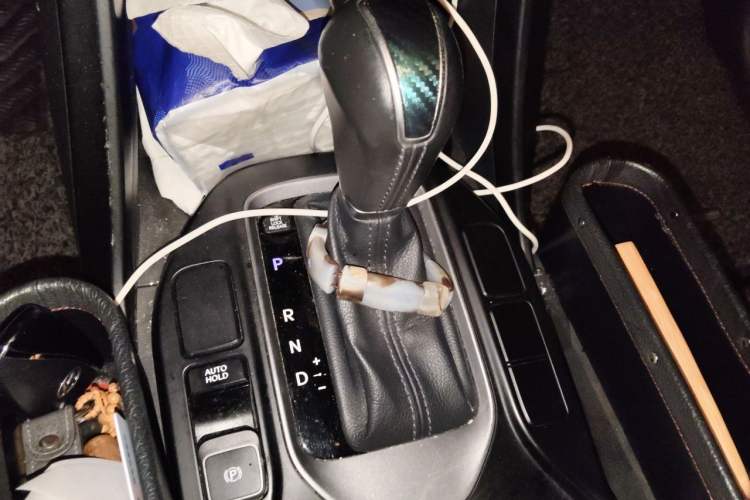 Used Hyundai Santa Fe 2013 2.4L Automatic Two-Wheel Drive Smart Version Gear Lever