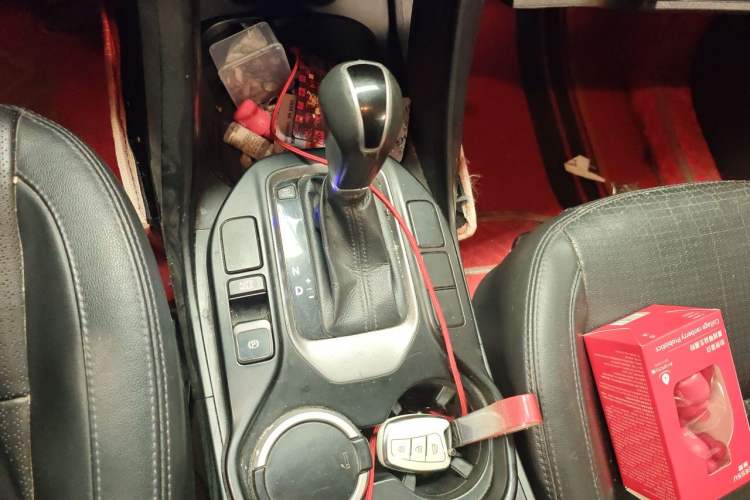 Used Hyundai Santa Fe 2013 2.4L Automatic Two-Wheel Drive Smart Version Gear Lever