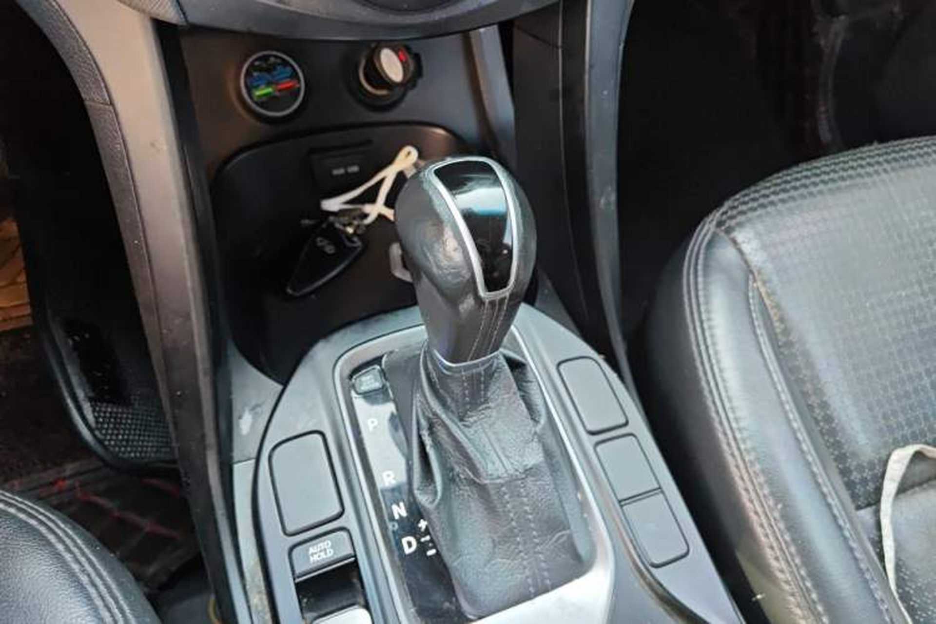 Used Hyundai Santa Fe 2013 2.4L Automatic 4x4 Smart Version Gear Lever