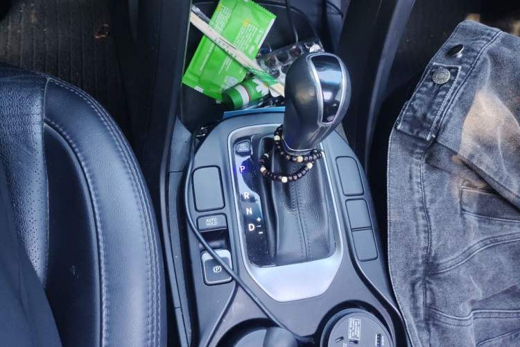 Used Hyundai Santa Fe 2013 2.4L Automatic Two-Wheel Drive Smart Version Gear Lever