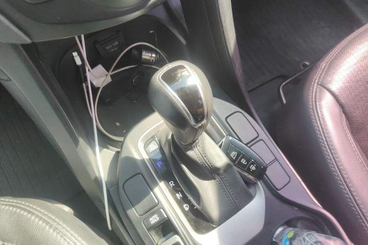 Used Hyundai Santa Fe 2013 2.4L Automatic Two-Wheel Drive Smart Version Gear Lever