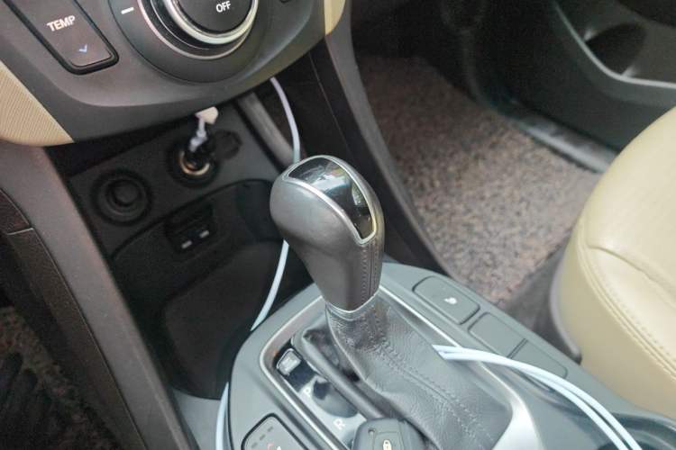 Used Hyundai Santa Fe 2013 2.4L Automatic 4x4 Prestige Edition Gear Lever