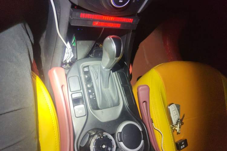 Used Hyundai Santa Fe 2013 2.4L Automatic Two-Wheel Drive Smart Version Gear Lever