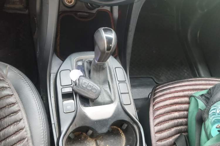 Used Hyundai Santa Fe 2013 2.4L Automatic Two-Wheel Drive Smart Version Gear Lever