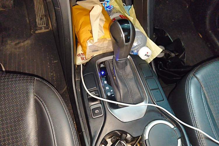 Used Hyundai Santa Fe 2013 2.4L Automatic 4x4 Smart Version Gear Lever
