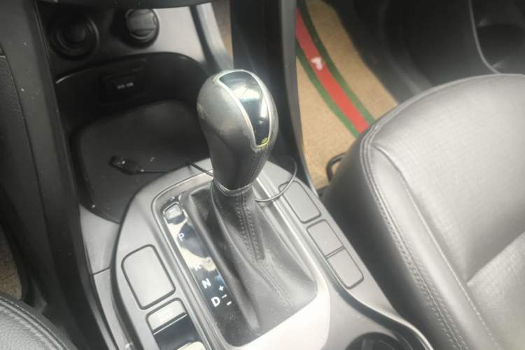 Used Hyundai Santa Fe 2013 2.4L Automatic Two-Wheel Drive Smart Version Gear Lever