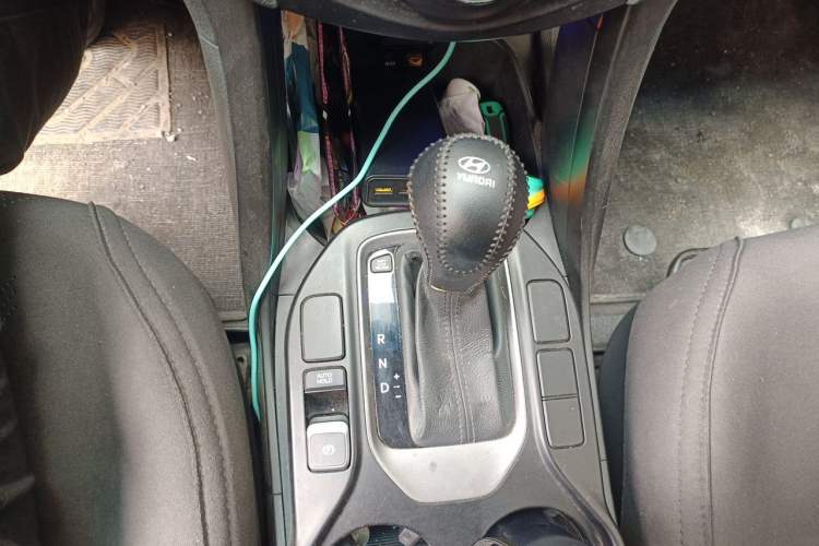 Used Hyundai Santa Fe 2013 2.4L Automatic Two-Wheel Drive Smart Version Gear Lever