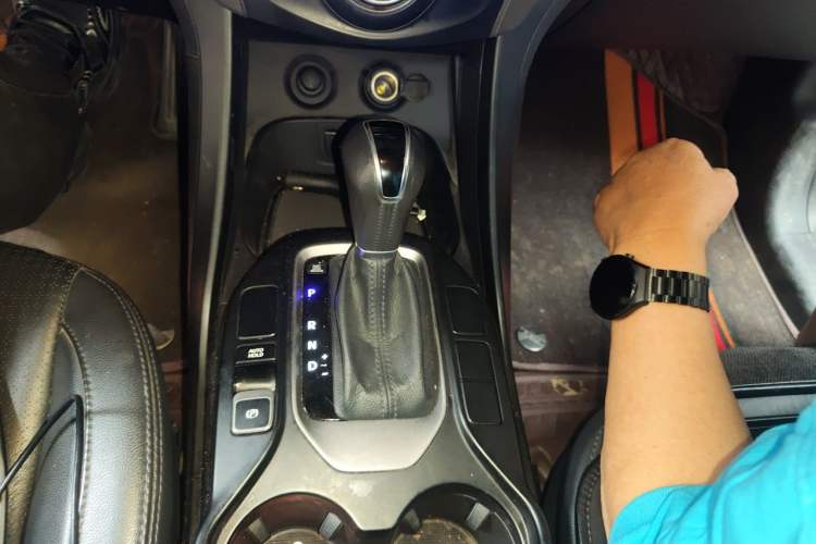 Used Hyundai Santa Fe 2013 2.4L Automatic Two-Wheel Drive Smart Version Gear Lever
